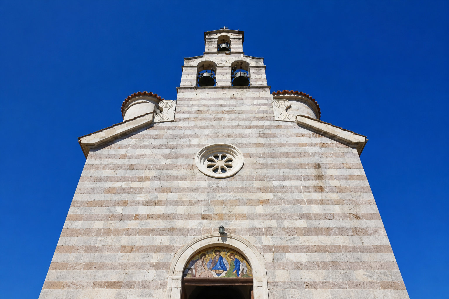 L'Église de la Sainte-Trinité et ses icônes