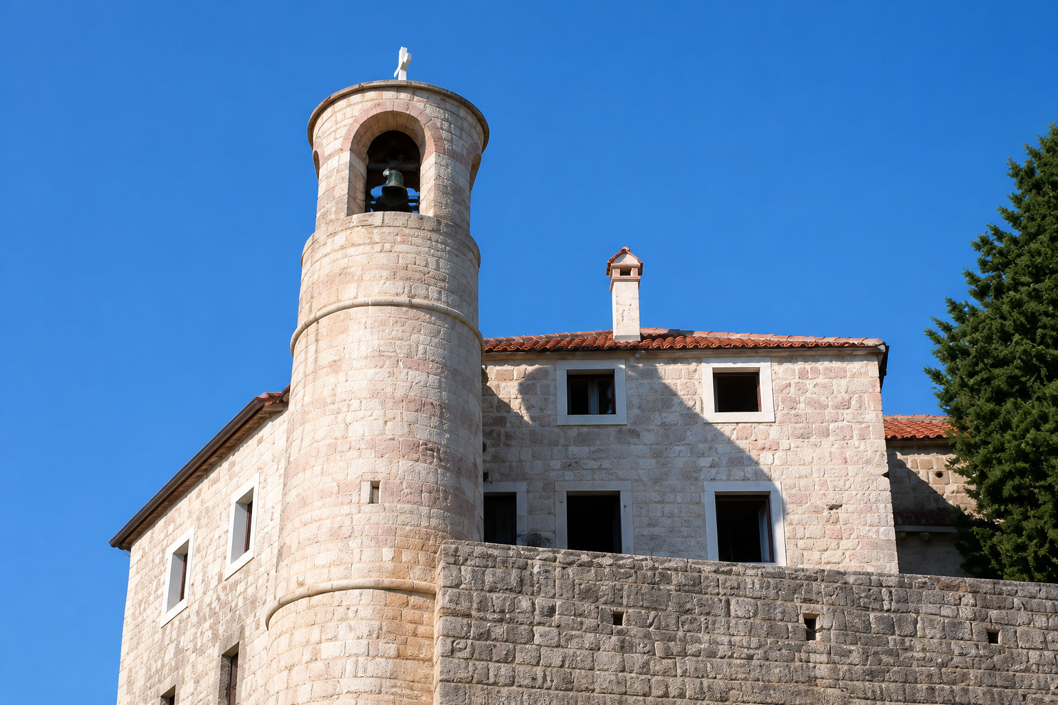 Le Monastère de Podmaine et son calme monacal
