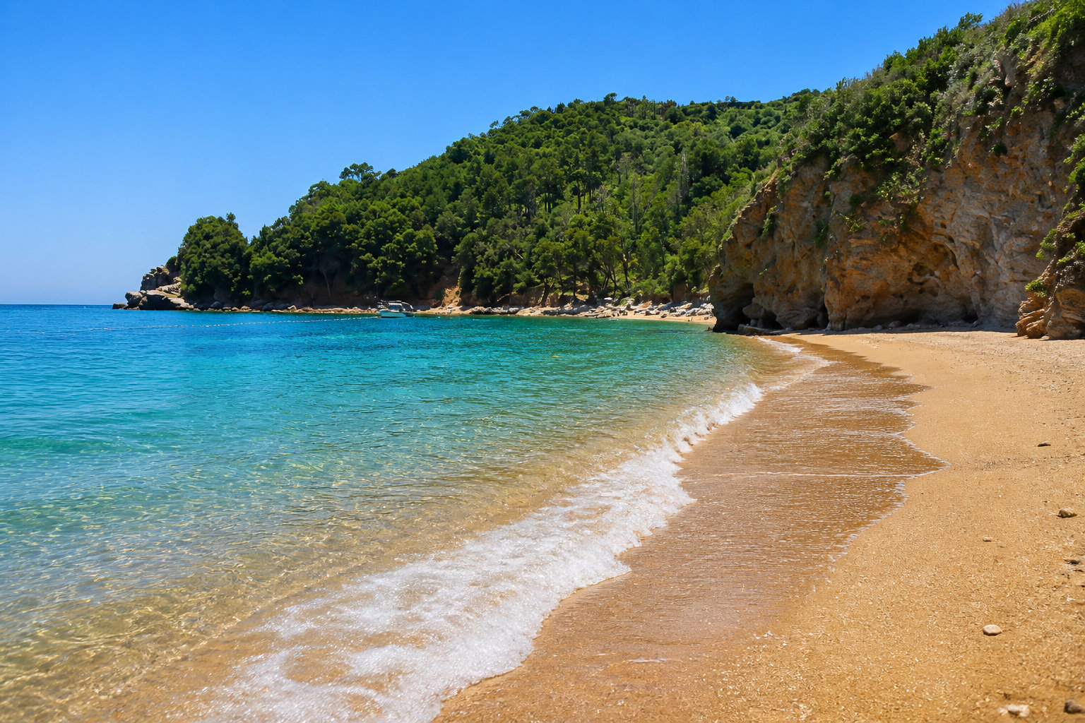 La plage de Mogren entre falaises et eaux claires
